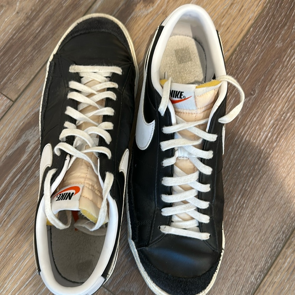 Mens Black with White details Nike Tennis Shoes. Size 12.